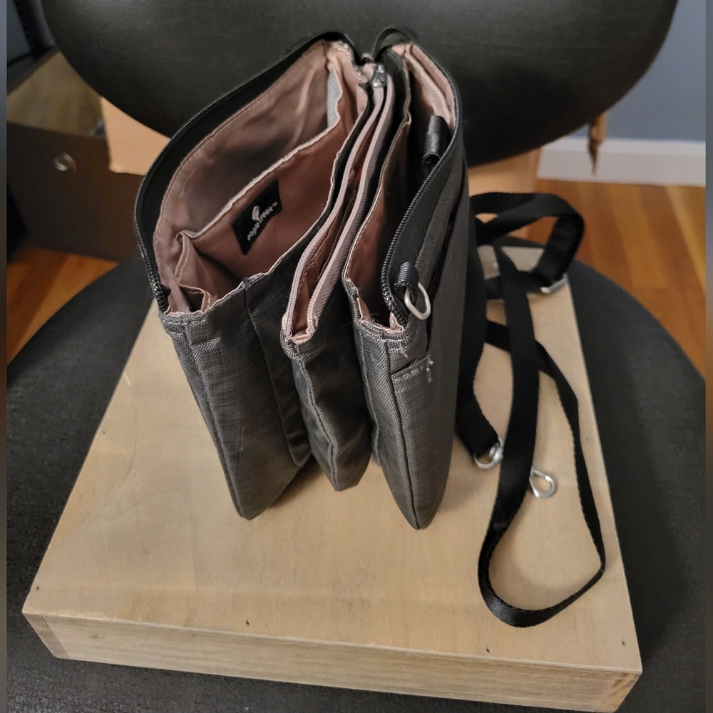 Eagle Creek wallet purse